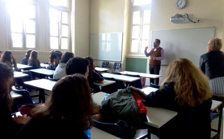 &laquo;5 &lambda;&epsilon;&pi;&tau;ά &gamma;&iota;&alpha; &sigma;έ&nu;&alpha;&raquo;