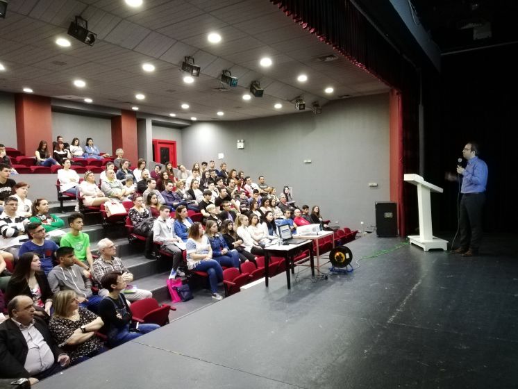 &Epsilon;&kappa;&delta;ή&lambda;&omega;&sigma;&eta; &phi;&rho;&omicron;&nu;&tau;&iota;&sigma;&tau;&eta;&rho;ί&omicron;&upsilon; &Delta;&Eta;&Mu;&Omicron;&Kappa;&Rho;&Iota;&Tau;&Omicron;&Sigma;